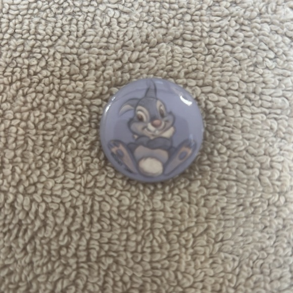 Assortment of Disney pins - Picture 7 of 9